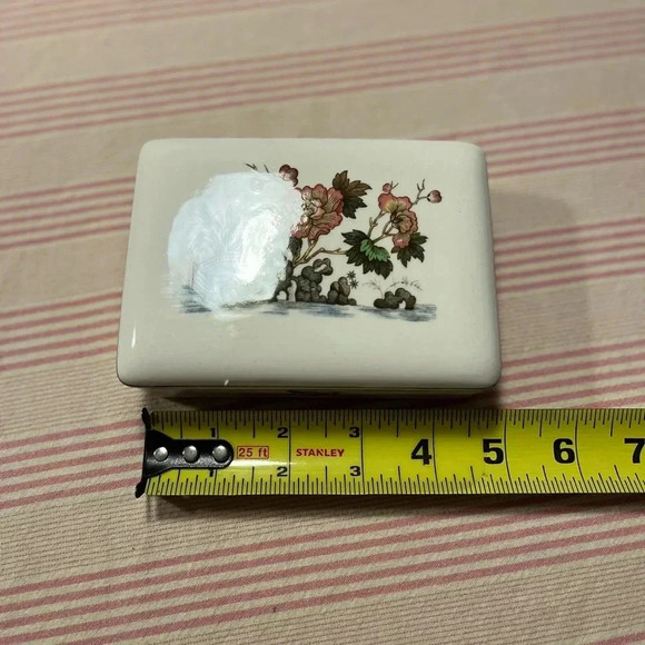 Wedgwood Eastern Flowers lidded box - Picture 10 of 10
